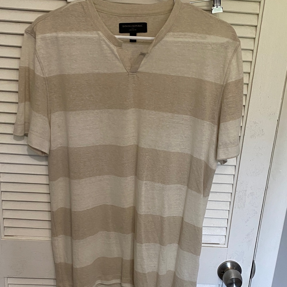 Banana Republic Men's Beige and Cream Striped Tee